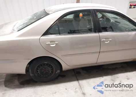 2003 Toyota Camry Le z USA, uszkodzony, nr VIN 4T1BE32K93U193235